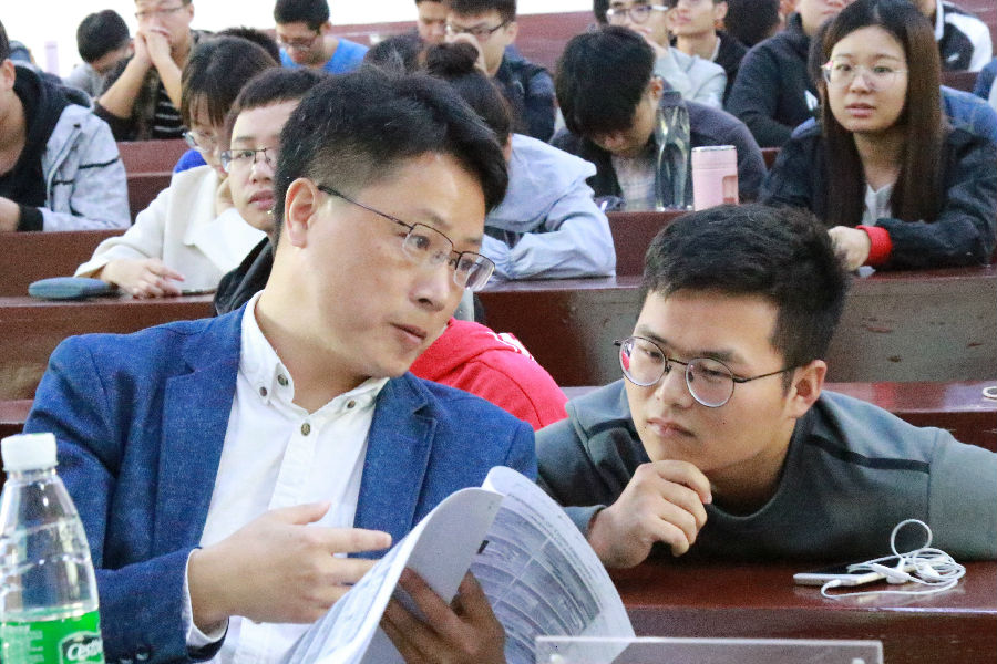 图5 同学向相关领域的老师虚心求教.jpg
